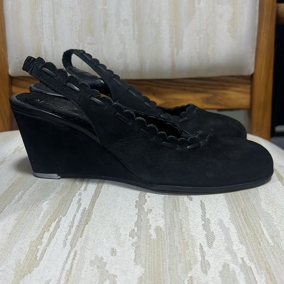 !SOLD! AEROSOLES Black Leather Slip On U Point Low Heel Wedge Shoes size 6 - Picture 4 of 7